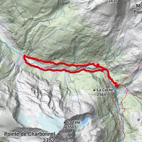 Hike from the Avérole refuge through the hamlet